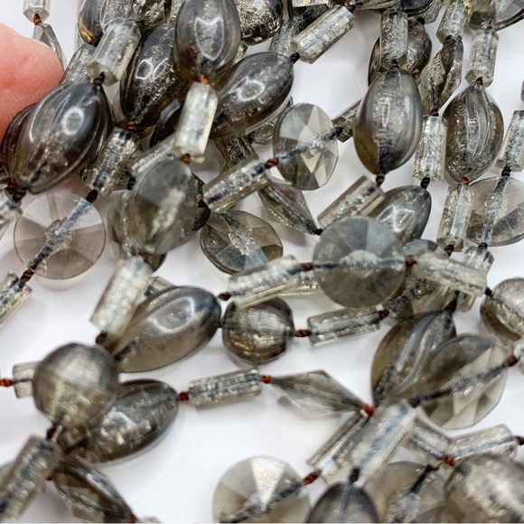 Vintage multistrand lightweight gray plastic bead necklace with decorative clasp - Picture 4 of 12